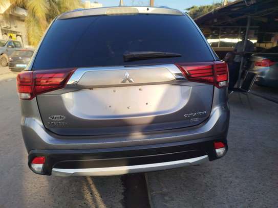 Mitsubishi Outlander image 8