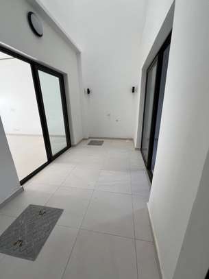 Maison individuelle moderne avec balcon et garage à Dakar image 14