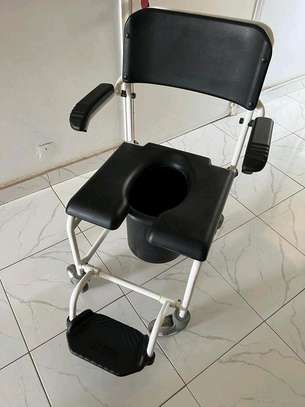 Chaise roulante avec pot image 1