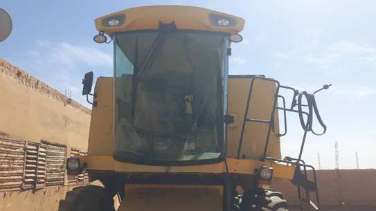 MOISSONNEUSE-BATTEUSE NEW HOLLAND TC5.30 image 3