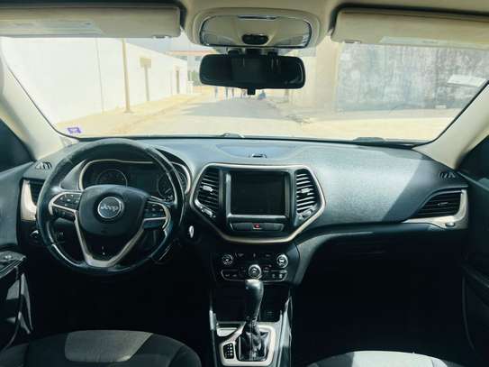 Jeep Cherokee image 10