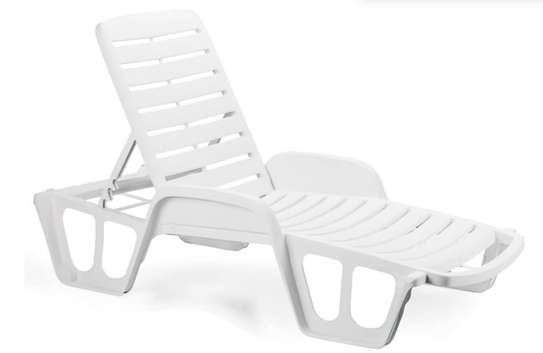 Transat en plastique pour plage/piscine avec accoudoirs image 1