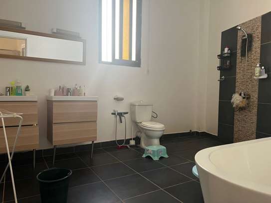 Belle Villa R+1 à louer à Ngor Almadies image 12