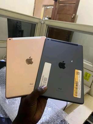 iPad 8th 7th 6th air 2 wifi cellulaire disponible image 1
