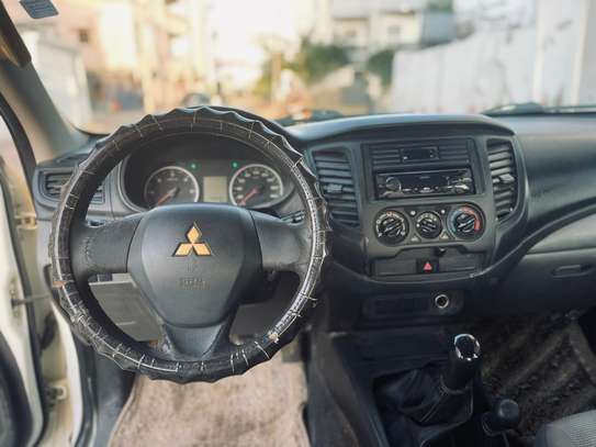 Mitsubishi l200 image 10