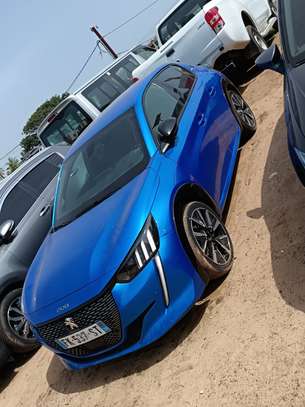 Peugeot 208  compact bleu maniable image 3