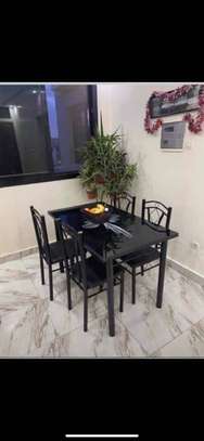 Table à manger avec 4 chaises image 1