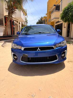 Mitsubishi compacte bleu essence consommation maîtrisée image 3