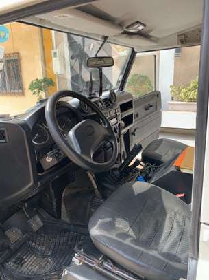 Land Rover Defender 110 image 7