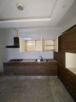Une villa R+2 à louer aux Mamelles image 6