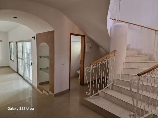 Villa d’Architecte R+1 à 300m de la Plage – Virage, Dakar image 4