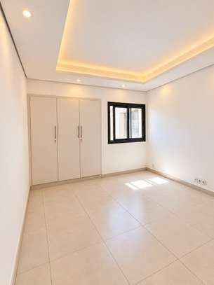 Duplex Premium à vendre en ville av Djily Mbaye vue sur mer image 3