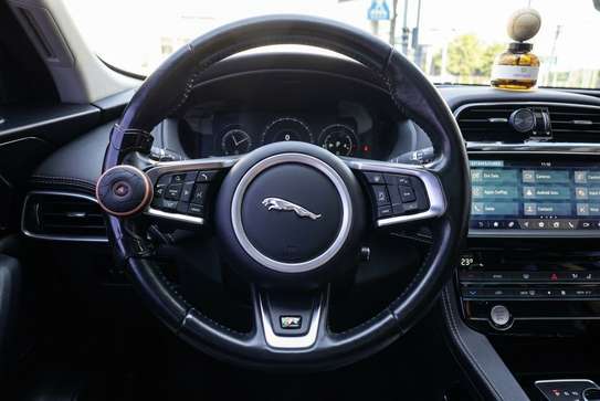 Jaguar F-Pace 2.0d R-Sport (2017) image 4