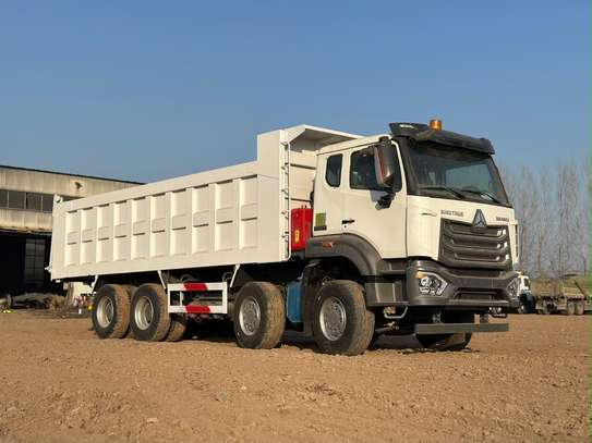 Camion benne Howo 8X4 image 4