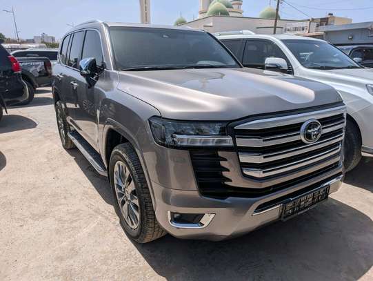 Land cruiser 2022 image 2