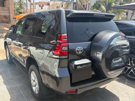 Toyota Land Cruiser 2022 SUV gris métallisé image 8