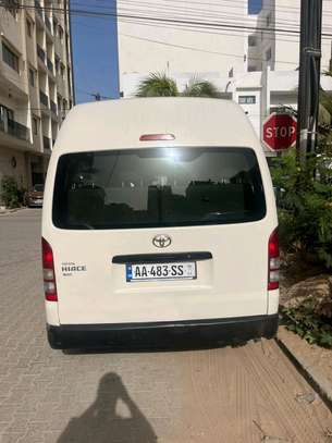 Toyota Hiace minibus image 3