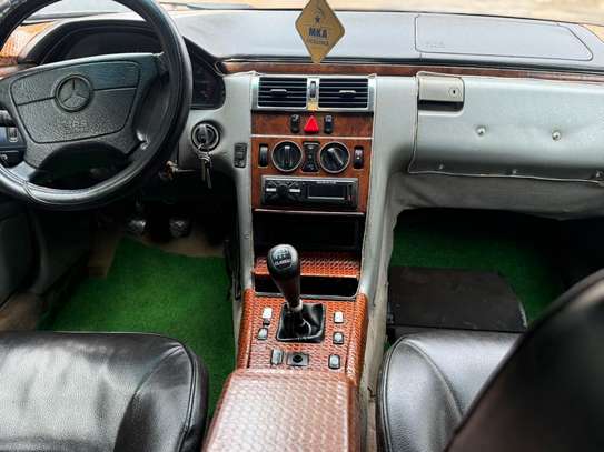 Mercedes benz e 200 image 3