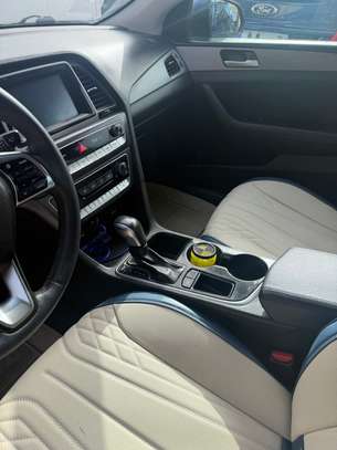 Voiture automatique cuir beige siège spacieux écran tactile image 2
