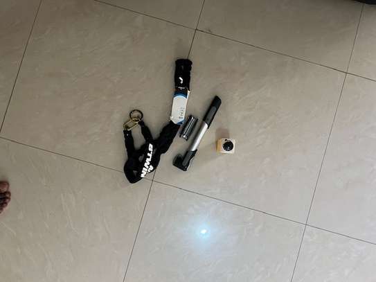 Vélo bien équipée, avec une bâche et des accessoires. image 4