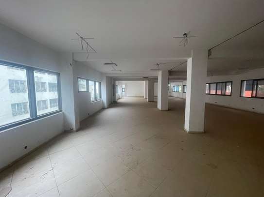 Plateaux de bureaux de 600 m2 à louer au Point E image 1