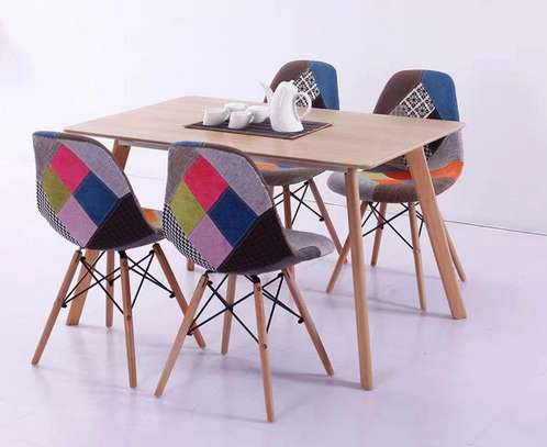 Ensemble table bois clair 4 chaises patchwork coloré image 3