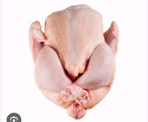Poulet entier frais tendre et savoureux prêt à cuisiner image 1