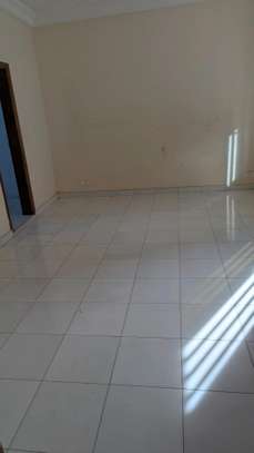 A louer un grand apartuman de 2chambrsalon kuisine 3toilette image 2