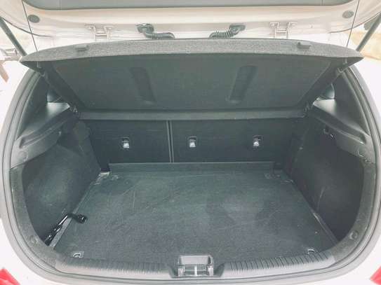 Hyundai Elantra image 13