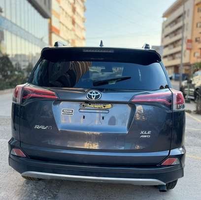 Toyota RAV4 2017 image 12