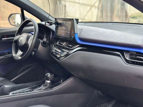 Toyota C-HR hybride SUV compact blanc économique image 7