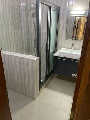 Moderne et chic 2 chambres salon image 3