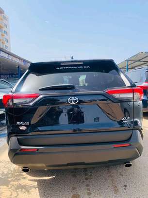 Toyota rav4 xle 2020 image 3