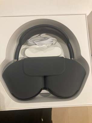 AirPods Max lightning open box image 2