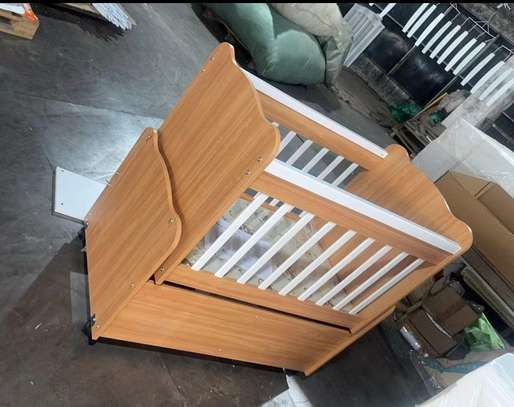 Lit bébé bois clair avec tiroirs et barrières blanches image 4