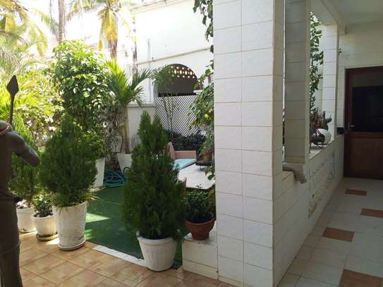 Jolie villa F6 avec piscine commune image 4