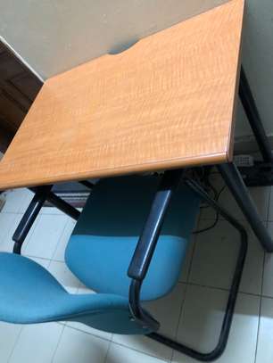 Table avec chaise pour études ou travail image 2