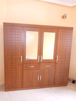 Armoire marron et blanc image 1