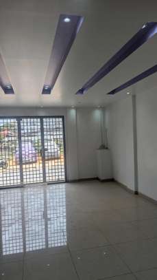 Magasin à louer à Sacre Cœur 3 sur les 2 voies image 6