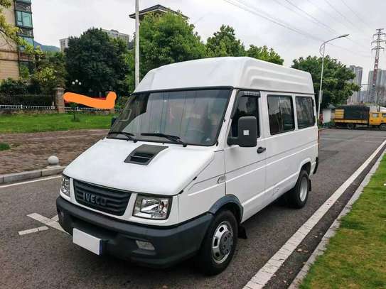 Fourgon mixte utilitaire-passager IVECO importé de Chine image 3
