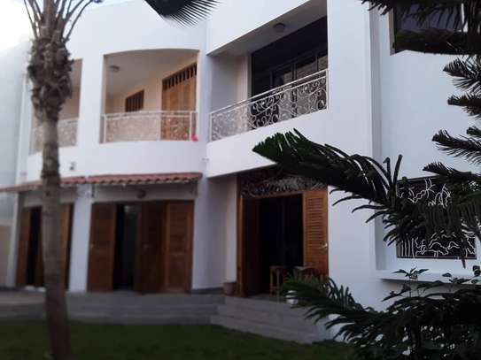 Belle villa R+1a vendre aux Almadies  Dakar image 5