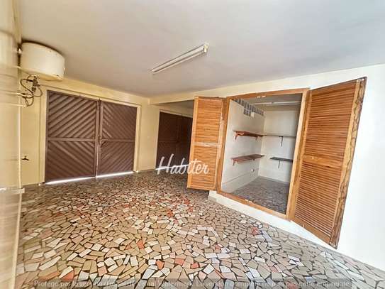Villa de 750m2 à louer aux Almadies image 9