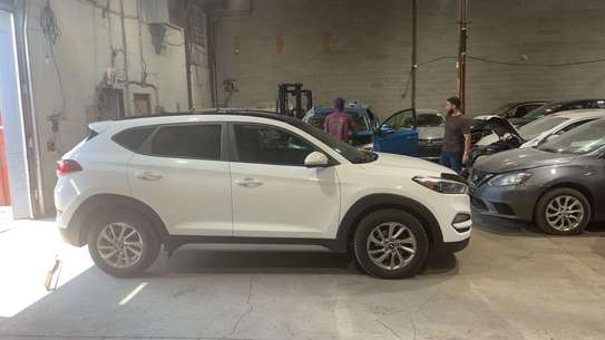 HYUNDAI TUCSON AUTOMATIC image 4