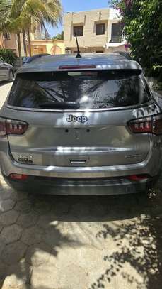 Jeep Compass 2018 SUV argent robuste et polyvalent image 3