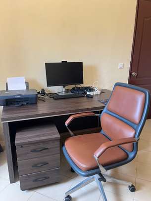 Jolis bureau avec armoire image 2