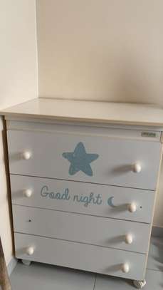 Lot mobilier chambre d'enfants (armoire + commode + bureau image 3