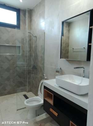 Appartement vide à louer au Point E image 3
