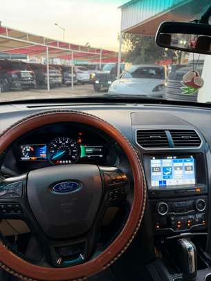 Ford Explorer XLT AWD image 4