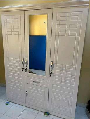 Armoire marron blanc et gris image 10