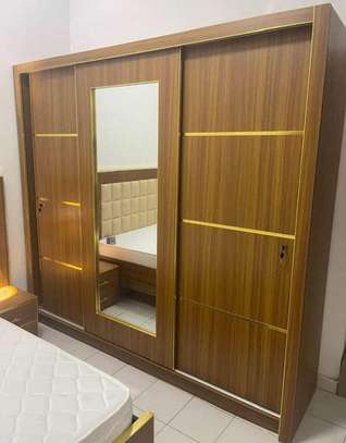 Chambre à coucher moderne beige avec éclairage intégré image 1